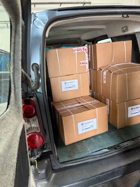 Camioneta cargada con cajas de equipamiento donado