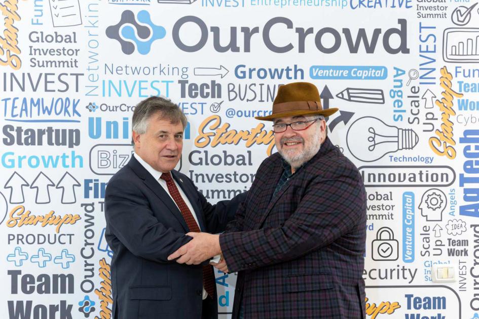 Ministro saludando a Jon Medved 