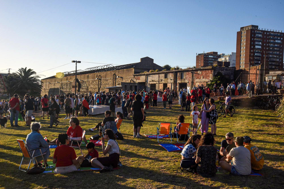 Personas sentadas y recorriendo el Parque Mauá