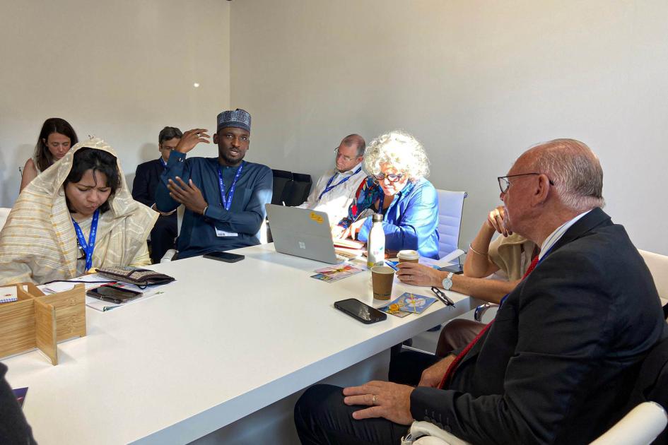 Uruguay y Panamá coinvitaron a países en desarrollo a un evento de REN 21 (foto de su cuenta en X) Verri, de perfil, alrededor de una mesa, con otras personas