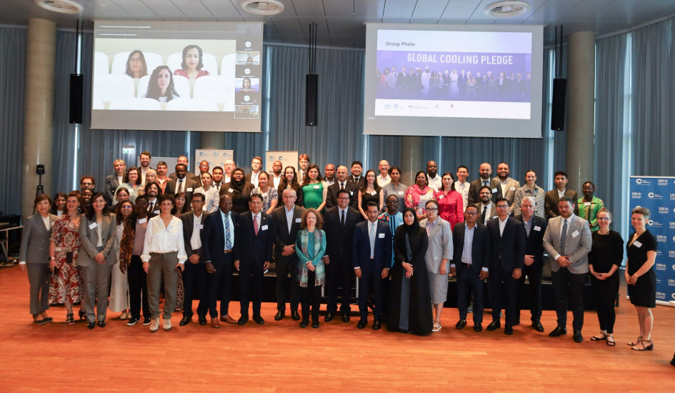 Todas las autoridades y representantes de diversos organismos posando para la foto Autoridades y representantes de diversos organismos , de pie