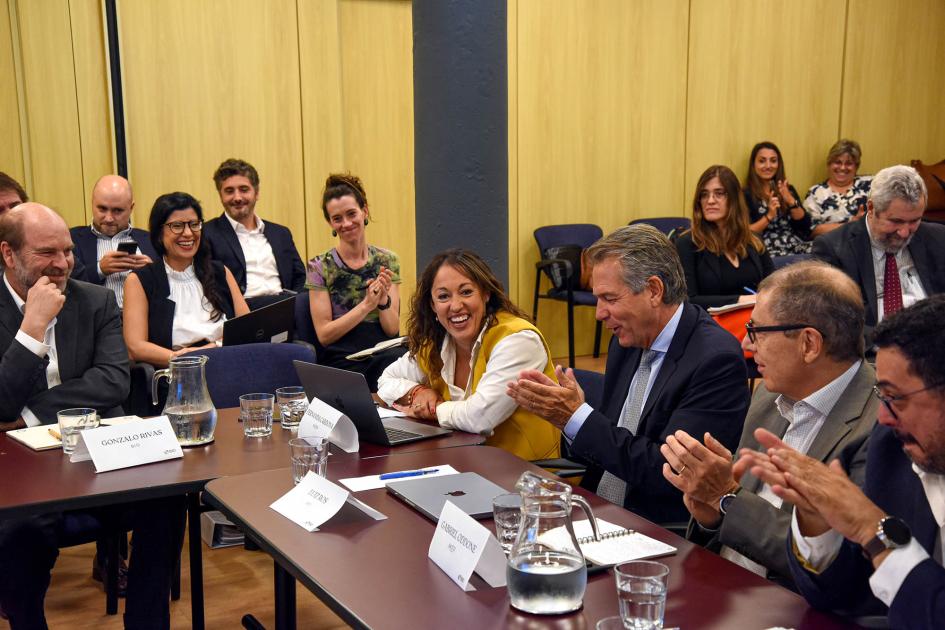 Encuentro de coordinación sobre políticas de innovación en el que participaron autoridades y el BID Autoridades del Gobierno y del BID, sentados
