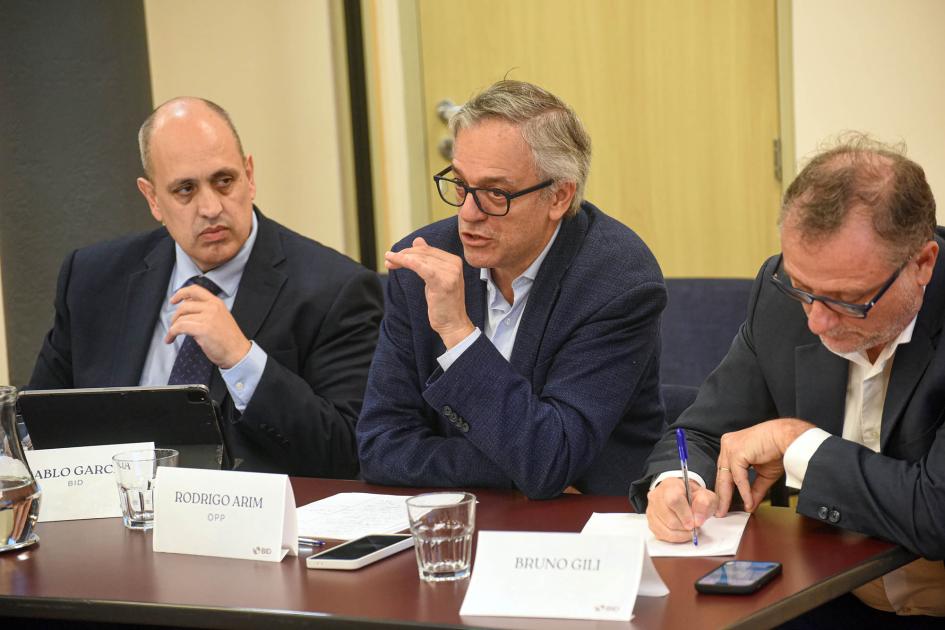 Director de OPP, Rodrigo Arim Arim habla junto a Gili y Pablo García, del BID