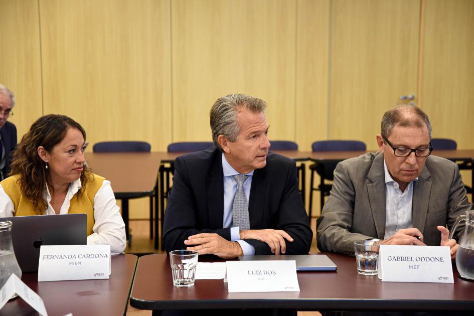 Luiz Ros, representante del BID en Uruguay Ros habla junto a Cardona y Odonne