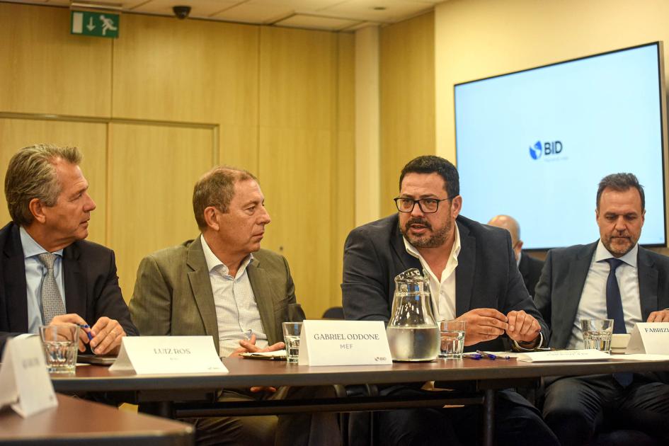 Secretario de la Presidencia de la República, Alejandro Sánchez Sánchez habla junto a Odonne y autoridades del BID