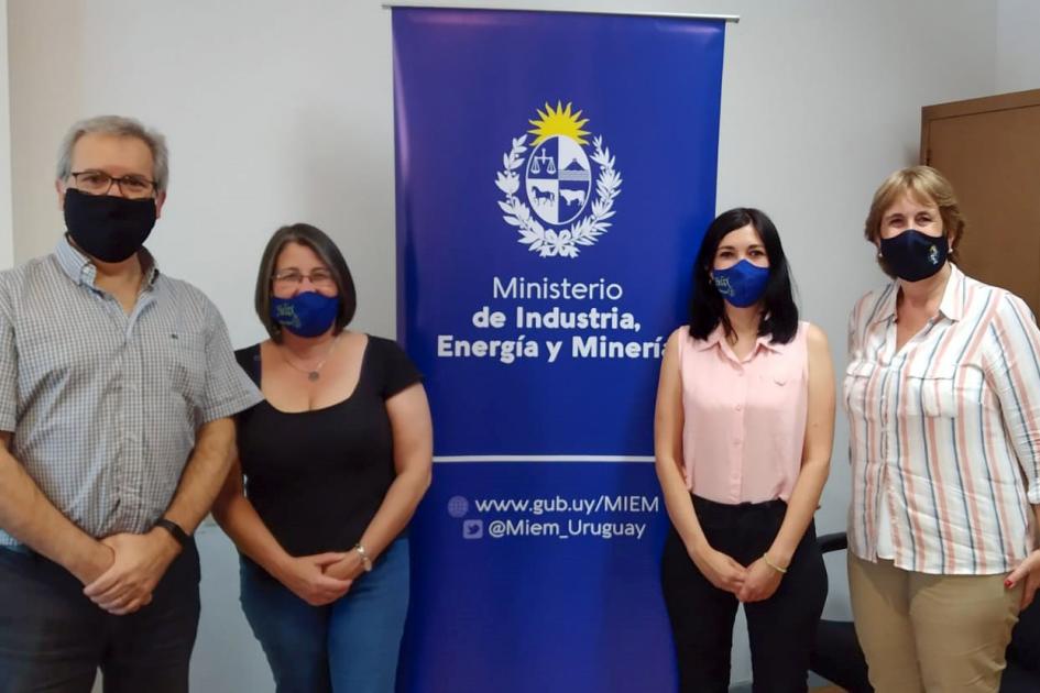 Autoridades junto a representantes de Helix Autoridades junto a representantes de Helix; detrás hay un banner del MIEM