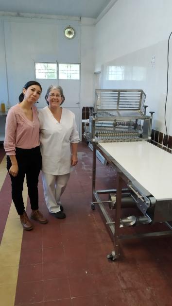 Ganadora de la convocatoria 2022: Helix Dos mujeres junto a equipos en lo que parece una planta industrial