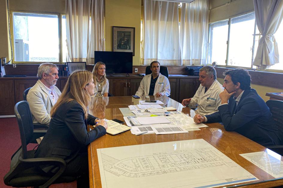 Reunión en el Hospital de Clínicas Grupo de reuniones alrededor de una mesa