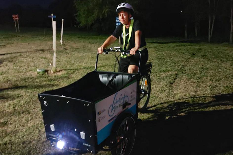 Triciclo eléctrico en Kiyú Joven conduce un triciclo eléctrico