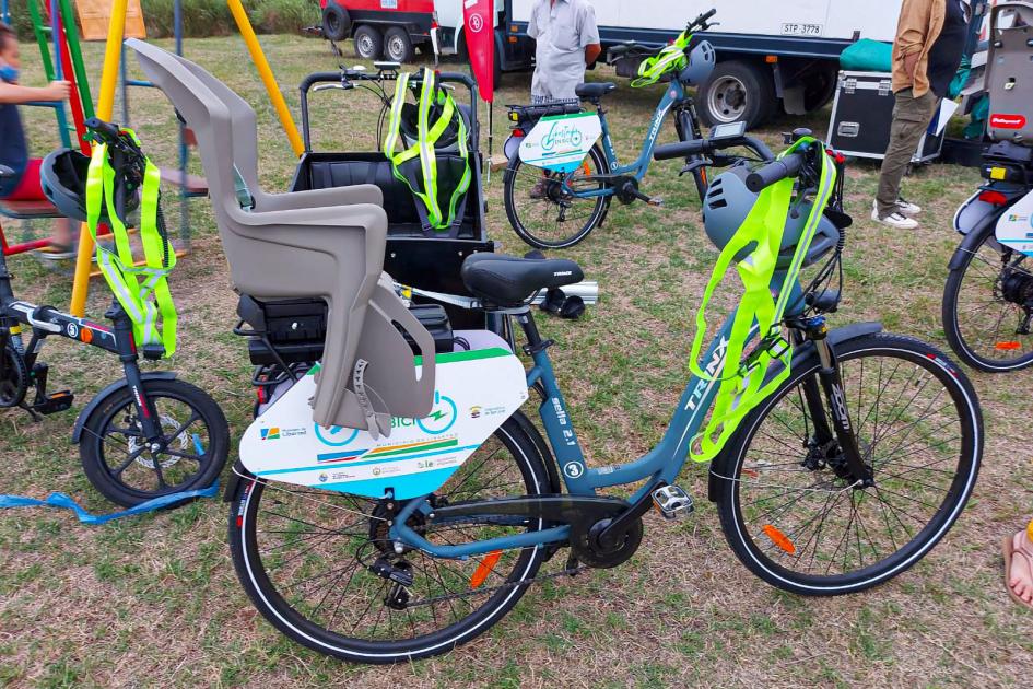 Bicicletas y triciclos eléctricos Bicicletas y triciclos eléctricos; se ven las piernas de algunas personas