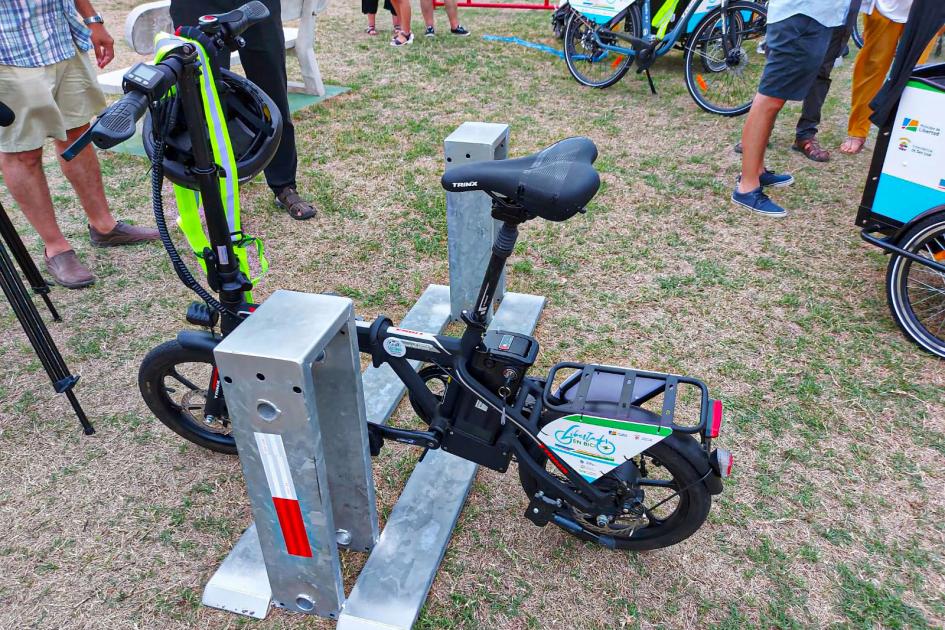 Bicicleta eléctrica en Kiyú Bicicleta eléctrica; se ven las piernas de algunas personas