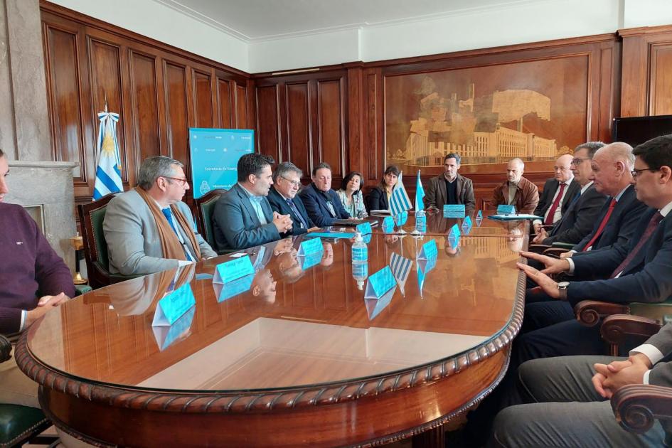 Reunión en una larga mesa de madera