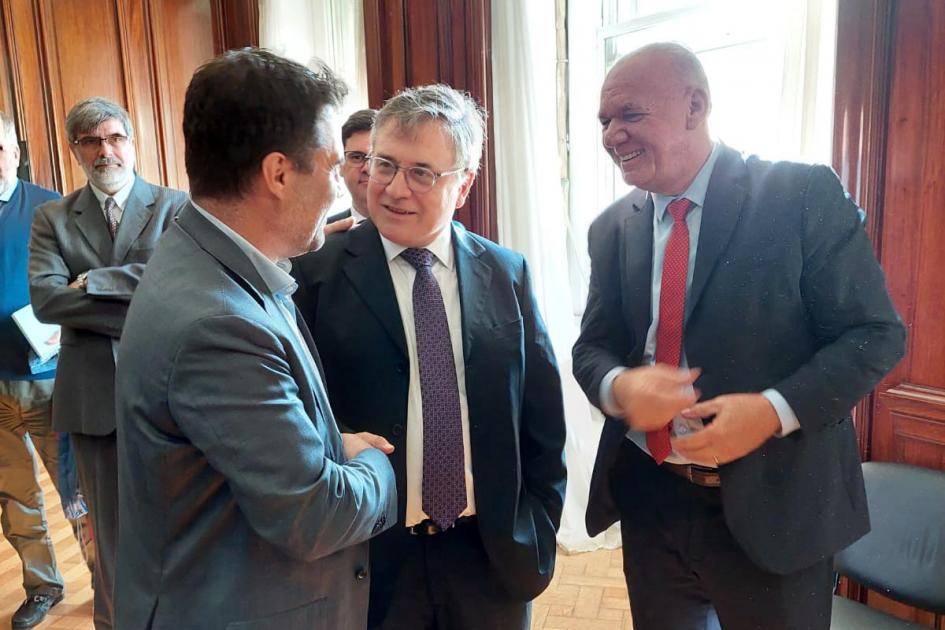 El diálogo abre puertas para la integración regional energética Paganini y Verri dialogan, sonrientes, con un hombre