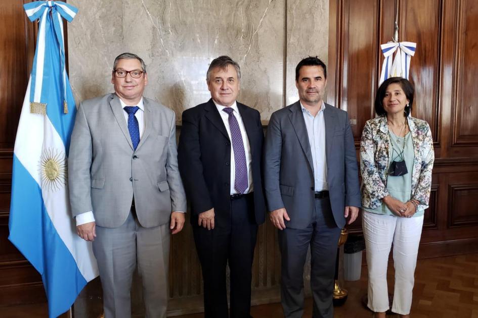 Integrantes de la delegación Integrantes de la delegación junto al pabellón argentino