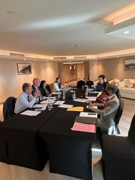 Reunión de trabajo entre Uruguay y el staff de IRENA Reunión de trabajo, en una mesa, entre Verri y el staff de IRENA