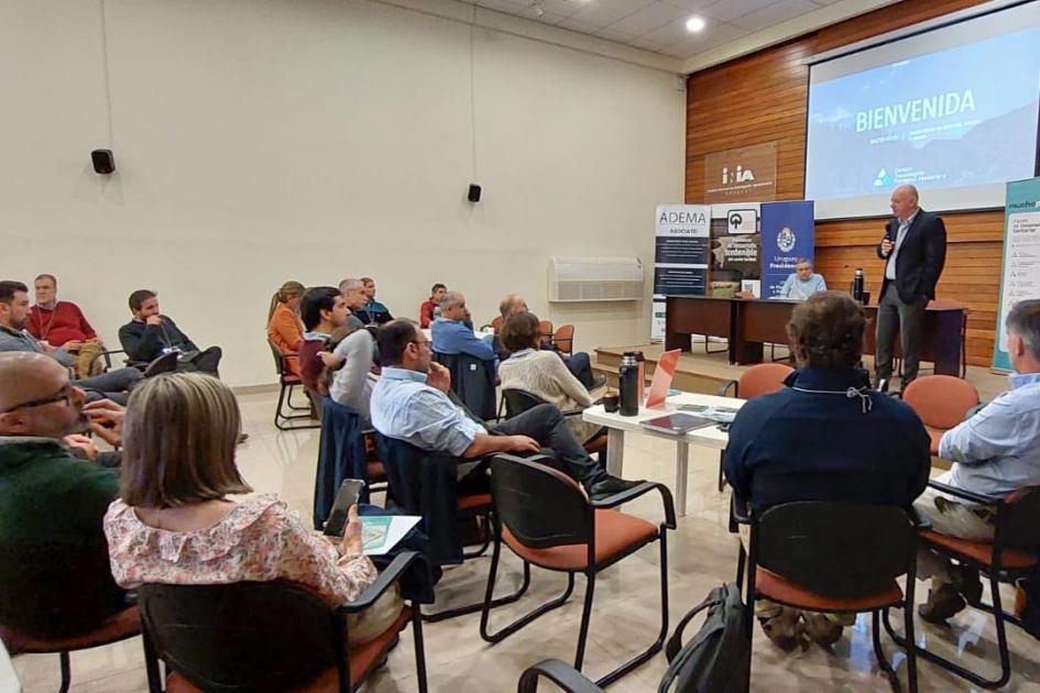 El consejo consultivo del CTFM dialogó con actores del sector forestal-maderero Verri habla frente al público