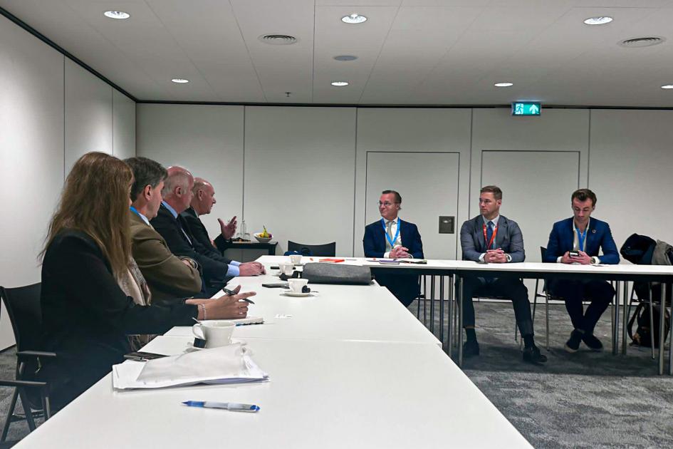 Delegación uruguaya, reunida con el enviado climático del Ministerio de Relaciones Exteriores Grupo de hombres y mujeres en mesas que forman ángulo recto