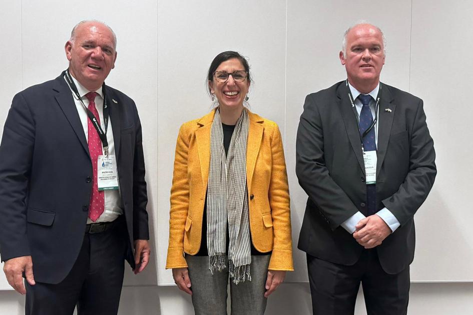 Los subsecretarios se reunieron con autoridades de Estados Unidos Un hombre y dos mujeres de pie