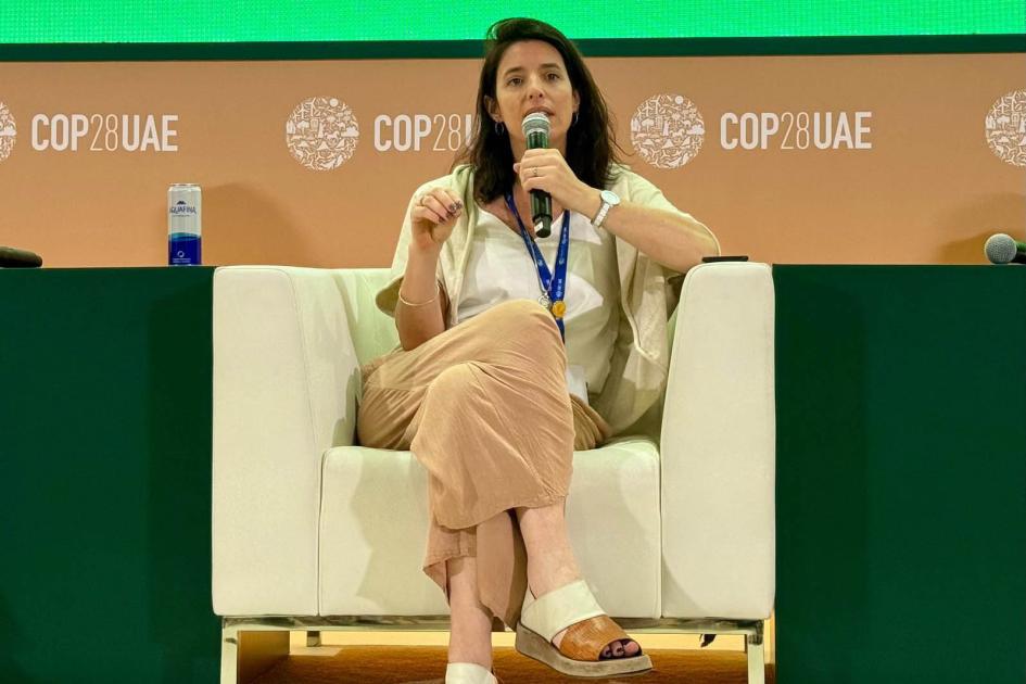María José González, asesora del MIEM, expuso en un evento sobre cooperación sur-sur María José González habla, sentada en un sillón; detrás se ve el logo de COP 28, repetido