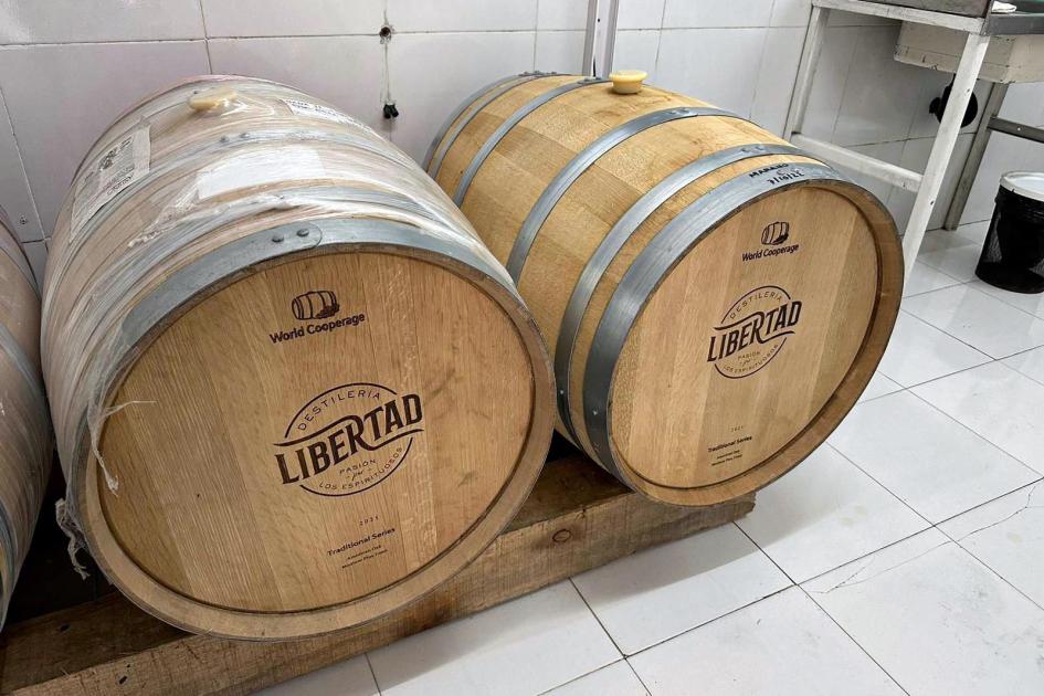 Villa Lima fabrica bebidas destiladas con la marca Libertad Dos barriles con el logo Libertad
