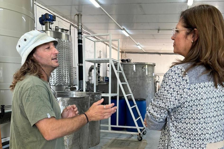 La ministra Facio dialoga con un representante de Villa Lima en el interior de la fábrica