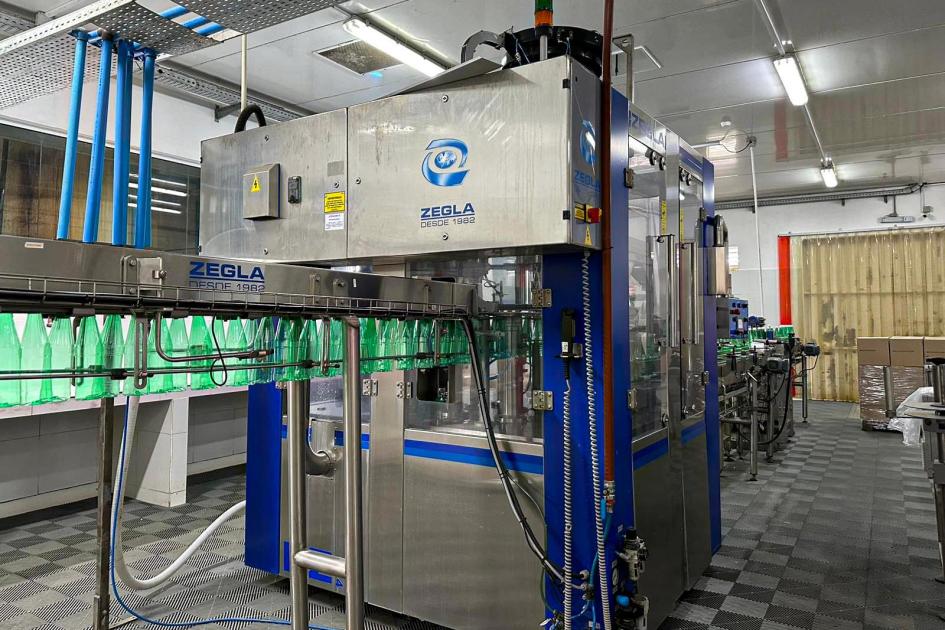 Villa Lima adquirió una línea para el envasado de sus productos Equipo de envasado en el interior de la planta