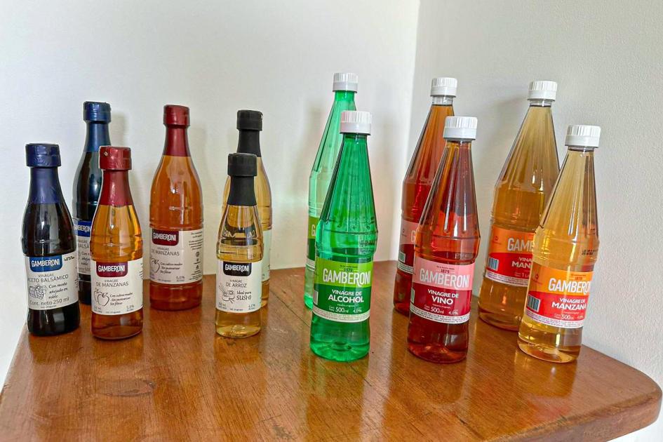 Villa Lima produce distintos tipos de vinagre con las marcas Gamberoni y José G. Gamberoni Frascos de distintos vinagre en una mesa