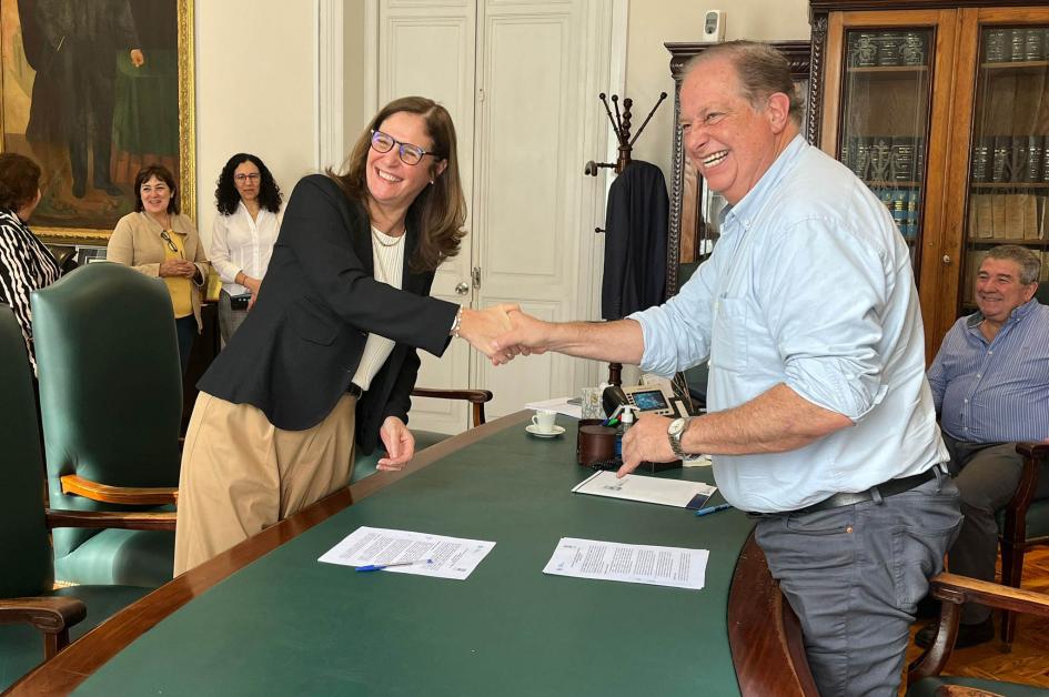 El MIEM y la Intendencia de Tacuarembó firmaron un convenio en materia de hidrógeno verde Ministra Facio e intendente se dan la mano en ambos lados de una mesa