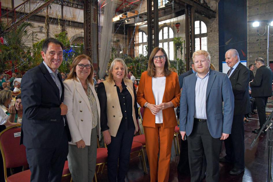 Autoridades presentes en el evento Autoridades, de pie