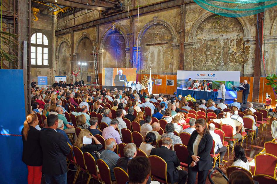 El evento se desarrolló en la fundación La Muralla Gran sala; cerca, público; al fondo, mesa de autoridades; detrás, banner institucional