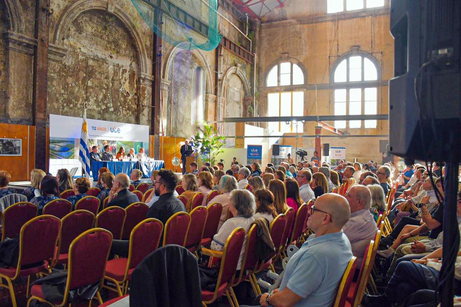 El evento se desarrolló en la fundación La Muralla Numeroso público; al fondo, ventanales de la muralla y mesa de autoridades; detrás, banner