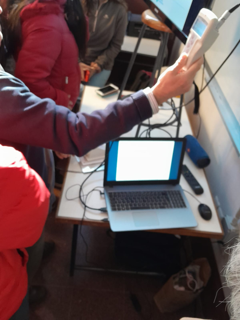 Demostración del uso de equipos de la ARNR Persona con una mano sobre el detector