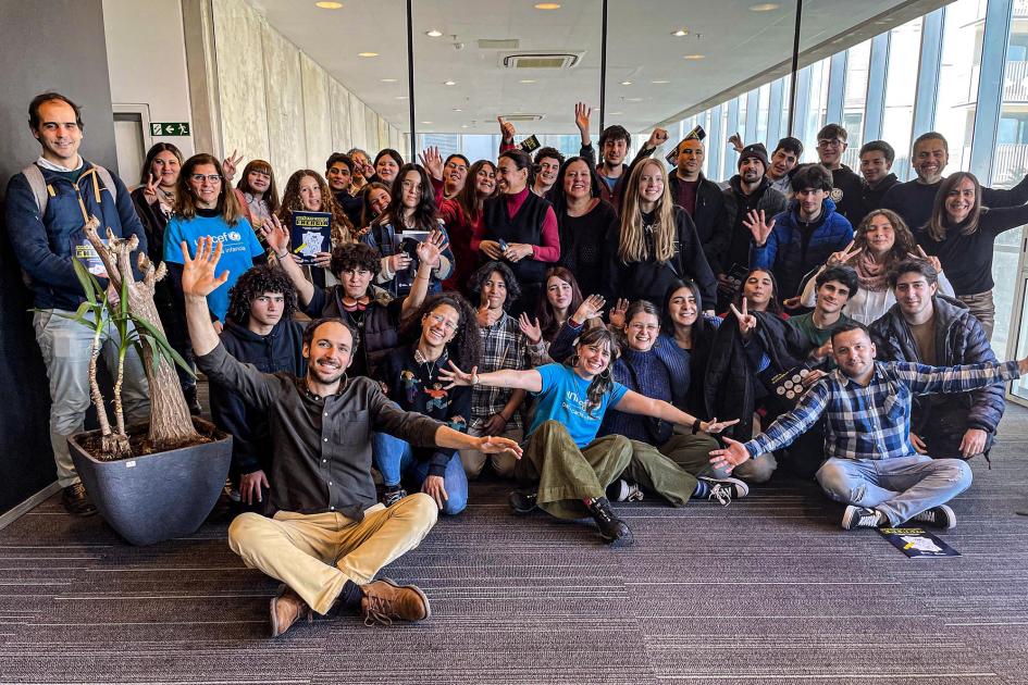 Foto grupal de adolescentes, jóvenes y adultos, sentados y de pie