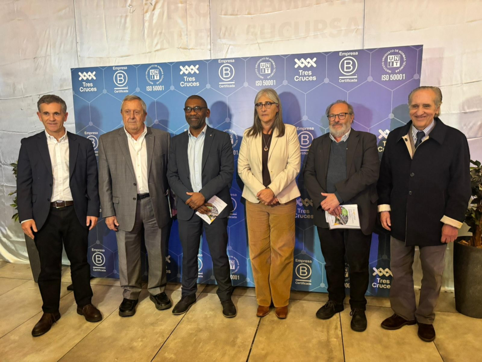 Inauguración de la planta solar fotovoltaica de Tres Cruces Autoridades y representantes de la empresa, de pie
