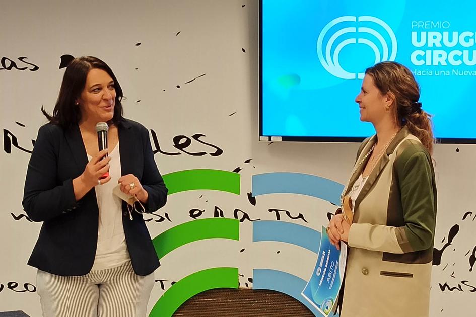 Carmen Sánchez entrega un premio