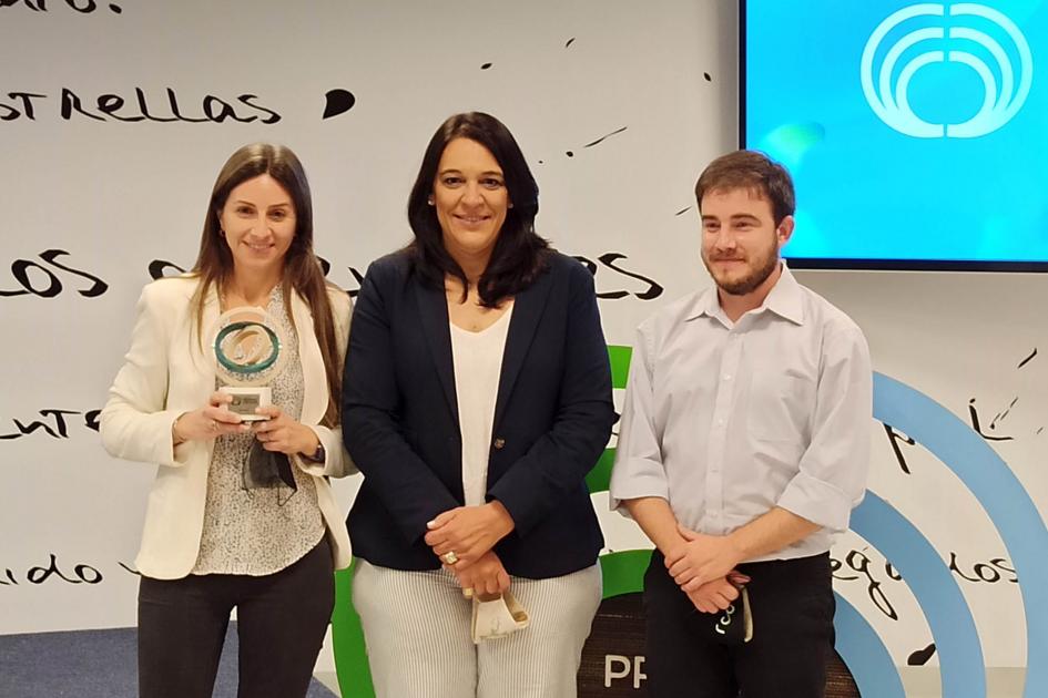 Carmen Sánchez entrega un premio