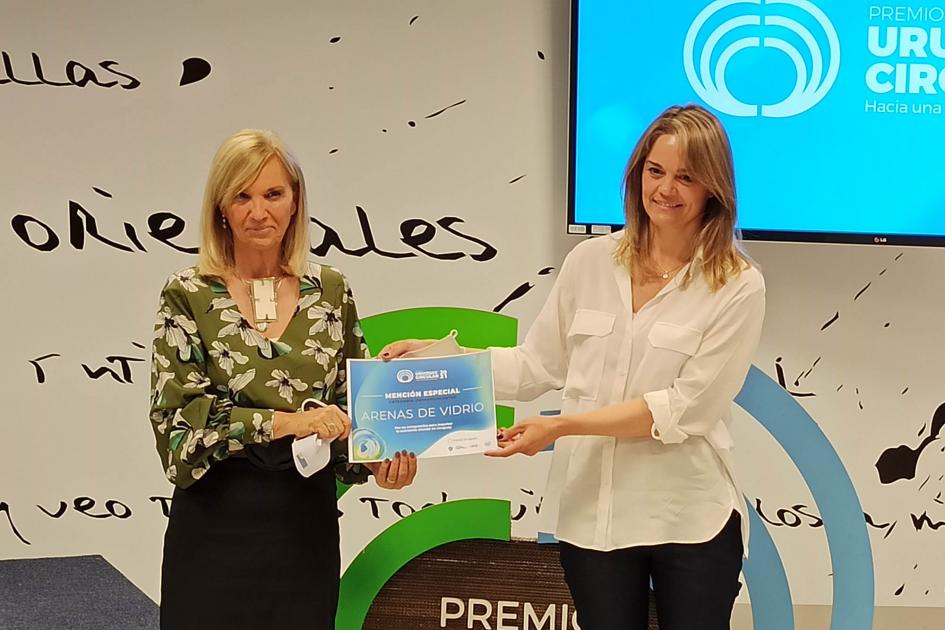 La vicepresidenta Argimón entrega una mención La vicepresidenta Argimón entrega una mención a una mujer