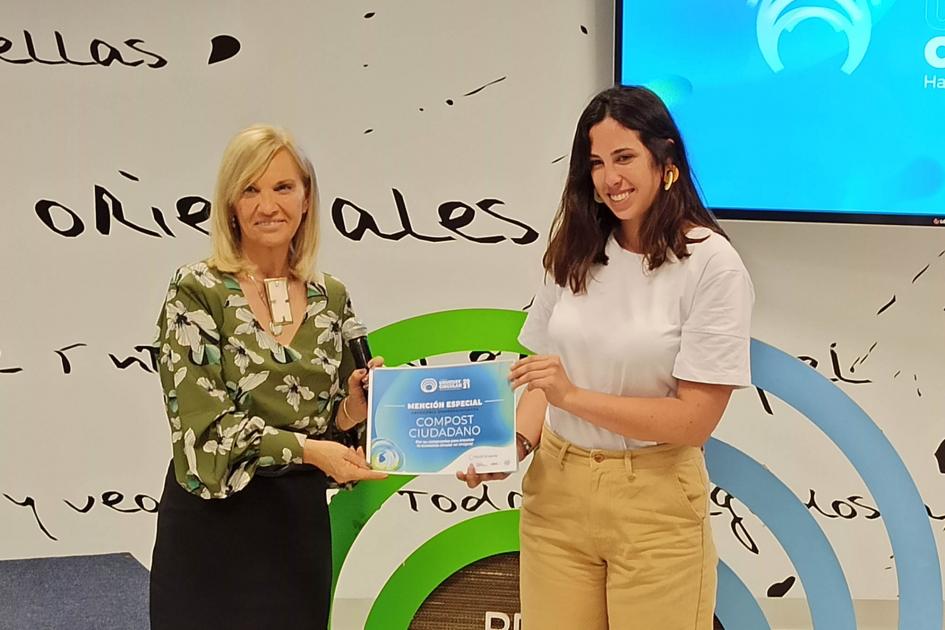 La vicepresidenta Argimón entrega una mención La vicepresidenta Argimón entrega una mención a una mujer