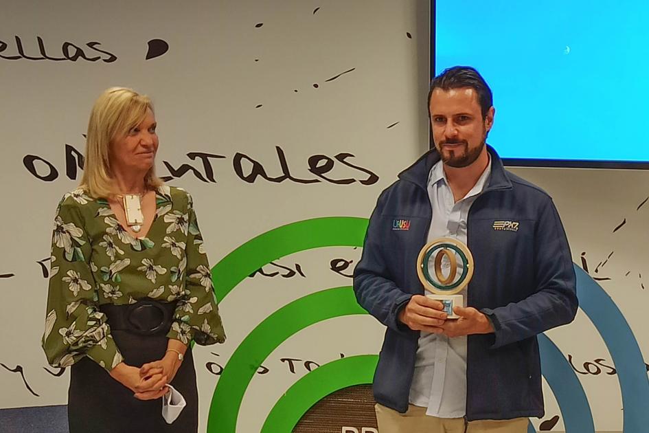 La vicepresidenta Argimón entrega un galardón La vicepresidenta Argimón entrega un premio a un hombre
