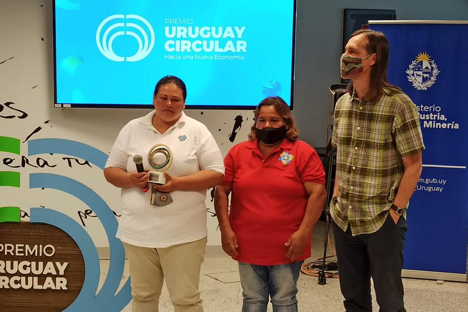 Ganadores del Premio Uruguay Circular Iniciativa ganadora; son dos mujeres y un hombre