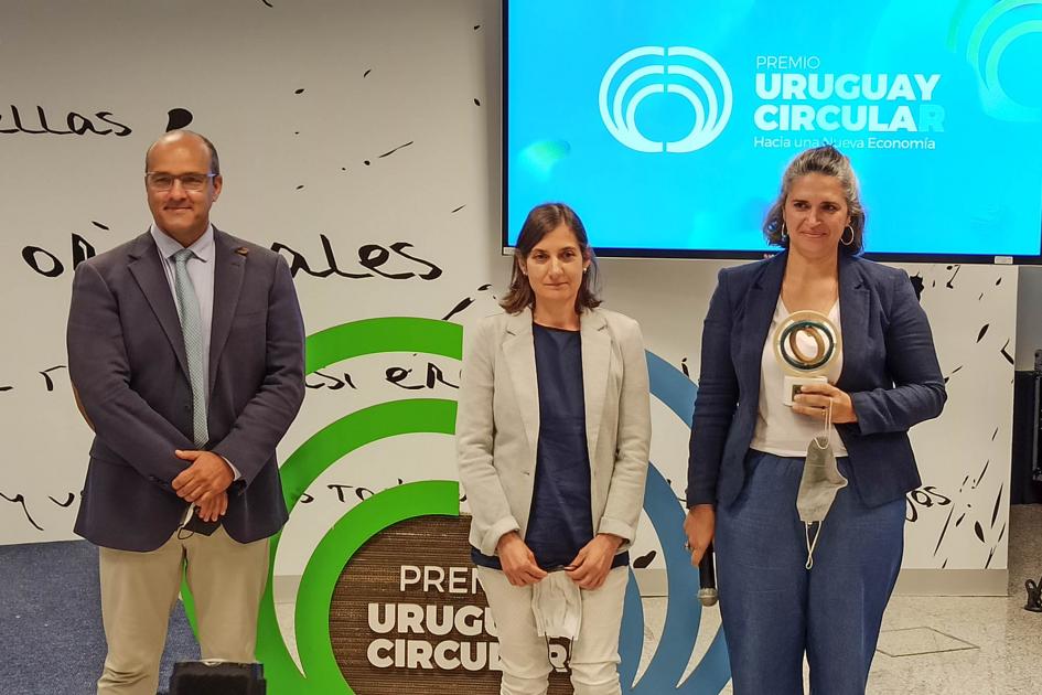 Manuel Albaladejo entrega un premio; son dos mujeres y un hombre