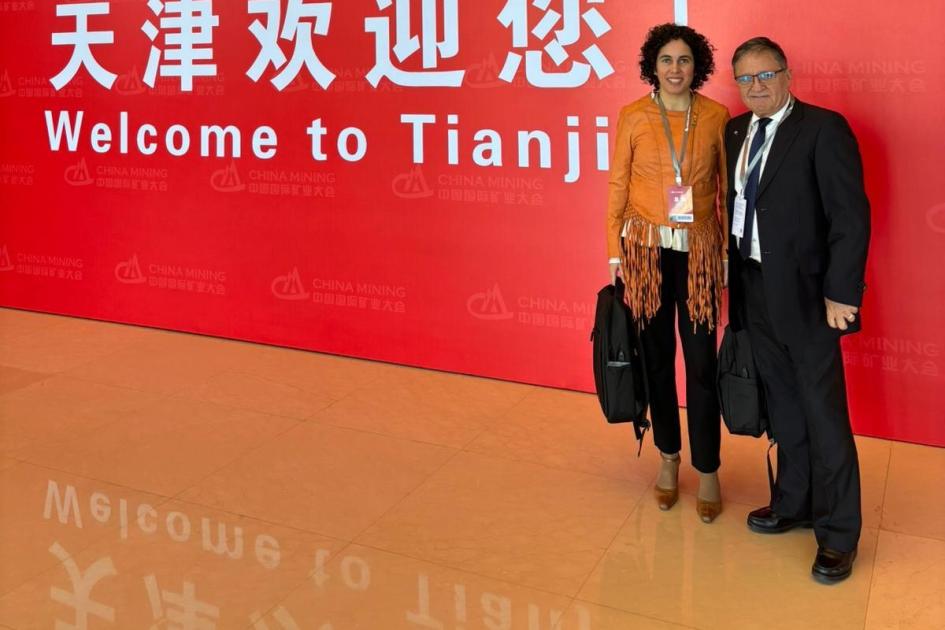 Pugliesi, junto a la directora de Geología, Viviana Gianotti; al lado, letras chinas en una pared