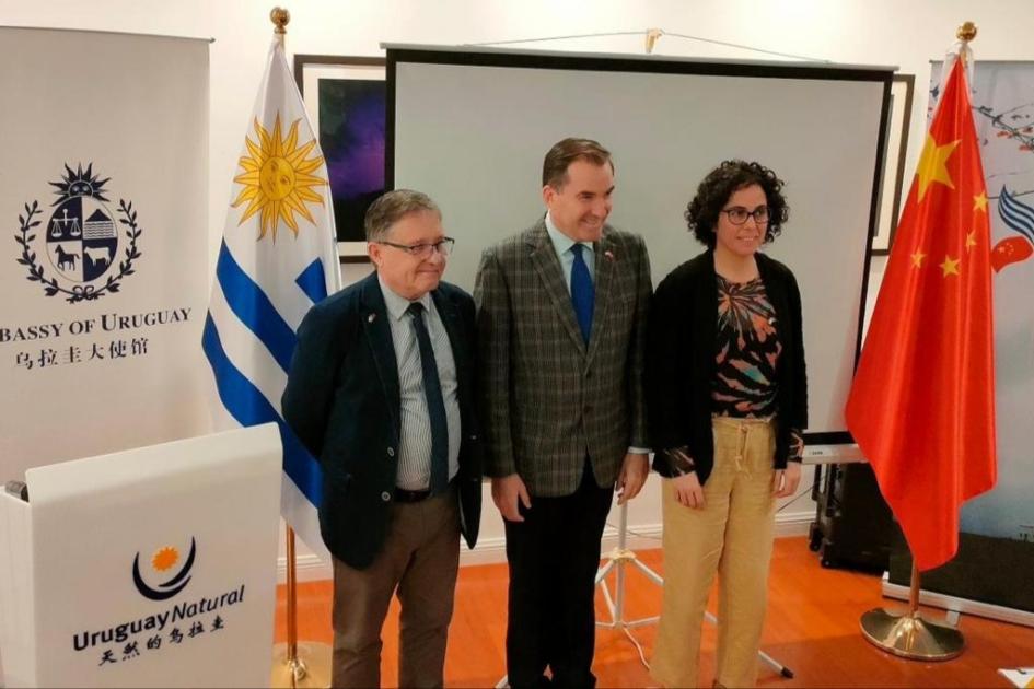 De la visita de Pugliesi surgieron posibilidades de reforzar la cooperación en minería y geología Paganini y Gianotti, junto a un hombre; detrás, las banderas uruguaya y china