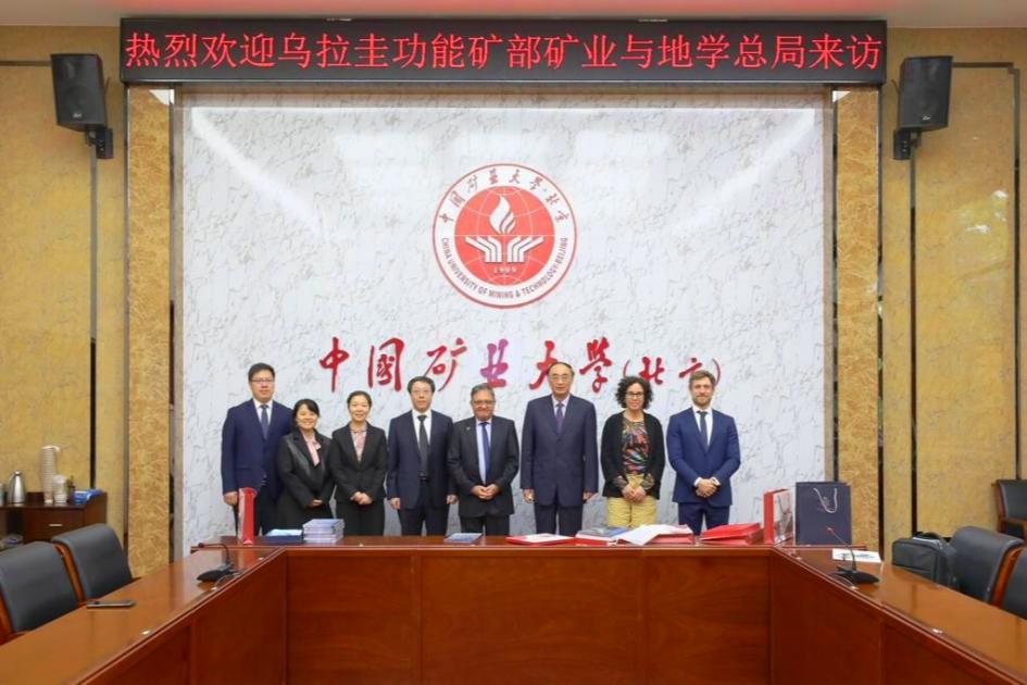 Paganini participó de eventos con distintas autoridades en China Grupo de personas, de pie, frente a unas mesas; detrás hay una pantallaq