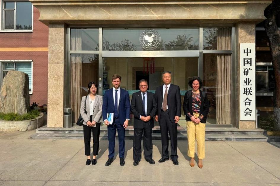 La misión oficial de Pugliesi en China continúa el diálogo del ministro Paganini en setiembre Grupo de personas, entre ellas Pugliesi, en el exterior de un edificio