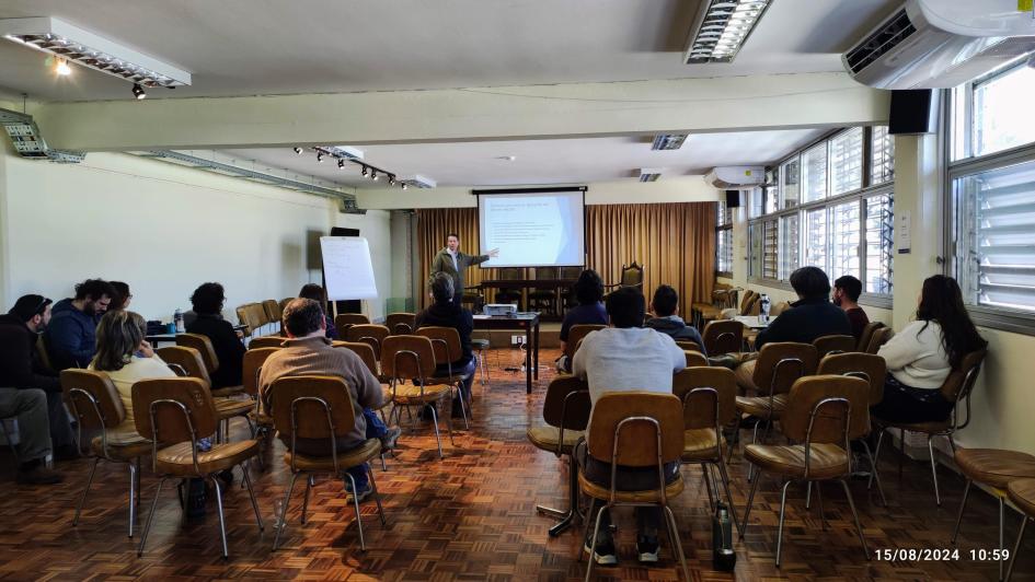 Taller sobre seguridad y salud en el trabajo Grupo de funcionarios, sentados, asisten al curso en un salón de Dinamige
