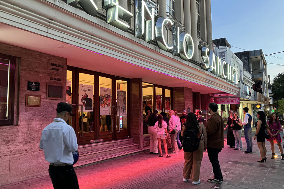 Fachada del Teatro Florencio Sánche; personas circulan por la vereda