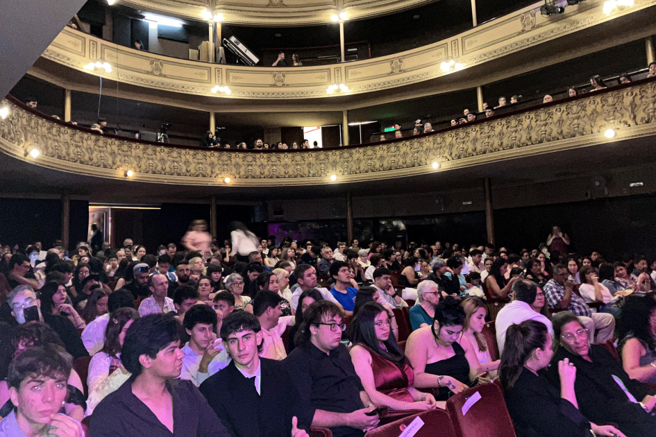Personas sentadas en el interior del Teatro Florencio Sánchez