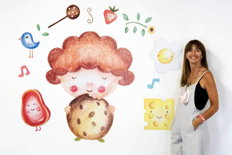 María Agustina Boni, de Linda Wall Se ve a María Agustina a la derecha, y a su izquierda una pared con dibujos