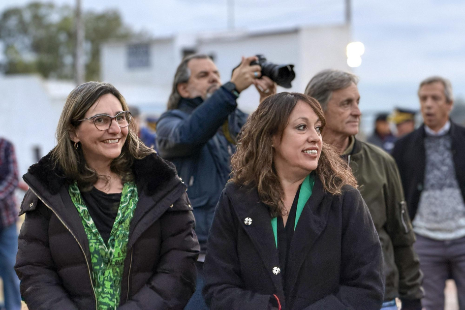 Ministra Fernanda Cardona y presidenta de UTE, Andrea Cabrera Cardona y Cabrera sonríen; detrás, otras personas